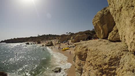 Chico-tomando-un-selfie-en-una-playa-en-Algarve,-Portugal