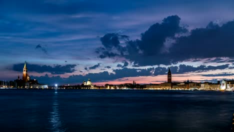 Basilika-Santa-Maria-della-Salute,-Insel-San-Giorgio-Maggiore-und-San-Marco-Platz-Tag-zu-Nacht-Zeitraffer,-Venezia,-Venedig,-Italien