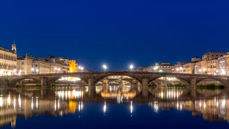 Dämmerung-Himmel-Szene-von-Ponte-Alla-Carraia-und-Santa-Trinita-Heilige-Dreifaltigkeit-Brücke-Tag-Nacht-Zeitraffer-über-Fluss-Arno