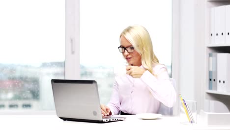 Secretaria-de-la-mujer-o-estudiante-con-ordenador-portátil-y-café-en-la-oficina