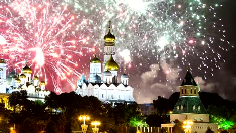 Fuegos-artificiales-sobre-el-Kremlin-de-Moscú,-Rusia