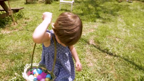 Muchacha-adorable-2-3-años-en-vestido-de-primavera-sosteniendo-una-canasta-de-Pascua