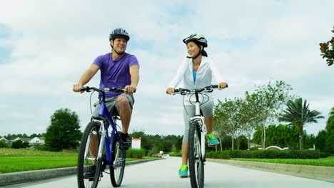 Asiático-chino-joven-pareja-sana-vive-fitness-ciclismo