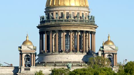 Kolonnade-von-Isaac-Cathedral-im-Sommer---St.-Petersburg,-Russland