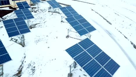 Filas-de-nieve-cubren-de-paneles-solares-en-pequeña-planta-de-energía-solar.