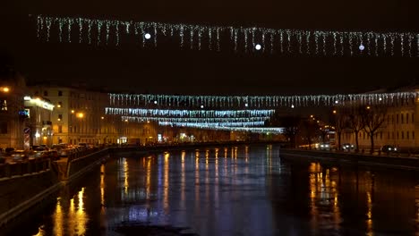 Ve-en-el-río-Fontanka,-en-la-noche-del-puente-Anichkov.