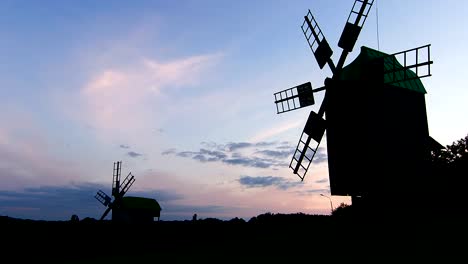 Silhouette-der-Windmühlen-bei-Sonnenuntergang-Zeitraffer