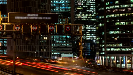 tráfico-de-la-noche-en-el-cruce-urbano-de-carretera,-puente-y-camino