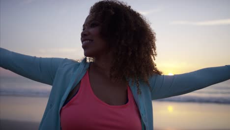 African-American-Frauen-in-Sportbekleidung-am-Strand-entspannen