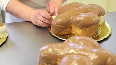 Pastry-Chef-Hände-garnieren-Ostern-süßes-Brot-Kuchen-mit-Fondants-Zucker-paste,-Nahaufnahme-auf-der-Arbeitsplatte-in-der-Konditorei