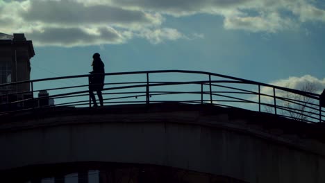 Silhouetten-von-Menschen-Fuß-die-Treppe-der-Steinbrücke,