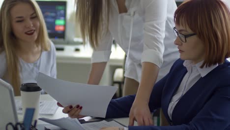 Female-Business-Leader-Explaining-Documents-to-Employees