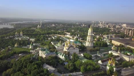 Vista-aérea-del-monasterio-de-Kiev-Pechersk-Lavra-ucraniano-ortodoxo