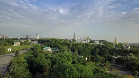 Vista-aérea-del-monasterio-de-Kiev-Pechersk-Lavra-ucraniano-ortodoxo