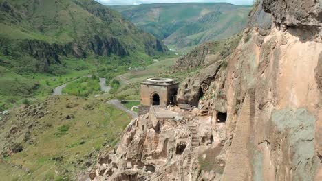 Vardzia-Höhle-Kloster.-Komplex-in-Fels-gehauen.-Höhle-der-Stadt-in-den-Bergen