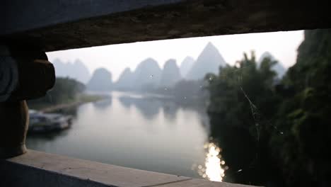 Yu-Long-River-und-Karst-Gebirgslandschaft