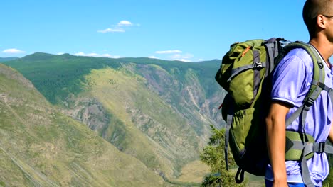 Un-turista-con-una-mochila-en-la-montaña.