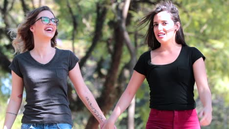 Amigas-gay-juntas-en-el-Parque-cogidos-de-la-mano