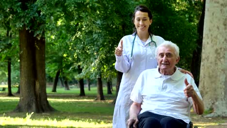 Nieta,-enfermera,-cuidado-de-ancianos,-niña-(mujer),-abuelo,-feliz,-libertad,-corriendo-en-el-parque.