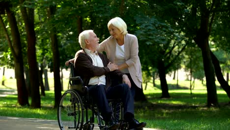 Erwachsene-Paare,-im-Park,-Frau-küssen-ihren-behinderten-Mann,-rehabilitation