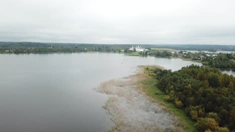 Das-Kloster-Ferapontov.-Borodaevsky-See.-Russische-Landschaft