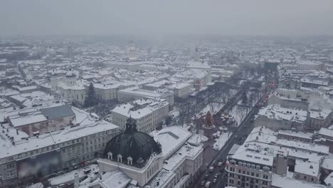 Lviv,-Ucrania.-Tiro-de-Arial.-Casa-de-la-ópera.-Árbol-de-Navidad.-Feria-de-Navidad.-Personas-están-caminando-por-el-centro-de-la-ciudad.-Noche