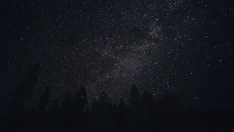 Timelapse-del-cielo-de-noche-con-la-vía-Láctea-y-estrellas-fugaces