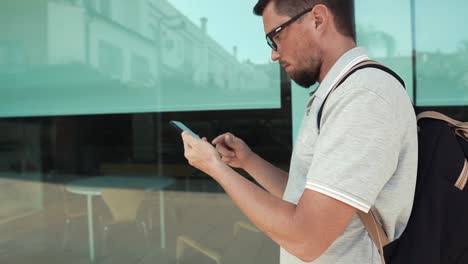 Hombre-holding-smartphone-mientras-camina.