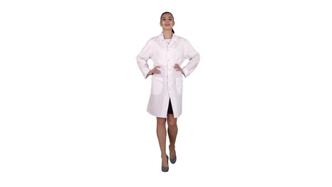 Médico-mujer-caminando-como-modelo-de-moda-sobre-fondo-blanco