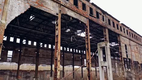 Abandonado-edificio-industrial-en-ruinas-de-la-fábrica,-ruinas-y-el-concepto-de-demolición.