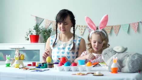 Little-Girl-und-ihre-Mutter-bereiten-sich-auf-Ostern