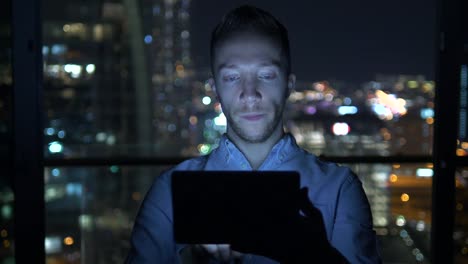 Junger-Mann-mit-Tablet-zu-sprechen-und-mit-Wolkenkratzer-Ansicht-Hintergrund-kommunizieren