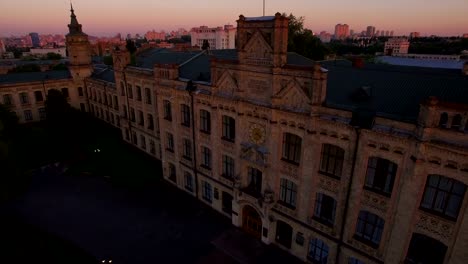 Alte-Universität-vor-dem-Hintergrund-der-Stadt-bei-Sonnenuntergang-Antenne