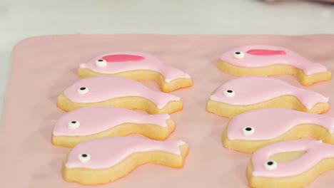 Decorar-galletas-de-azúcar-de-Pascua-con-glaseado-real.