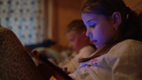 4K-Two-children-playing-on-their-portable-devices