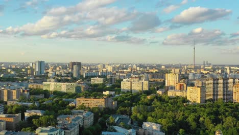 Vista-aérea-de-la-iglesia,-edificios-modernos-y-Torre-Ostankino