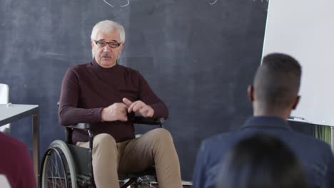 Profesor-discapacitado-haciendo-preguntas-a-los-estudiantes