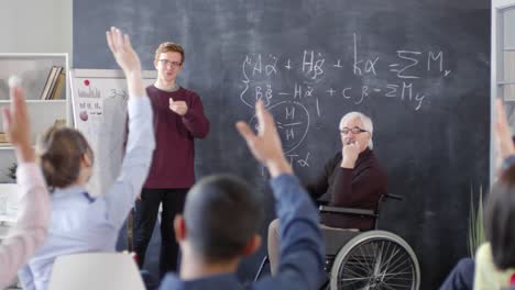 Los-estudiantes-que-levantan-las-manos-durante-la-clase-estadística