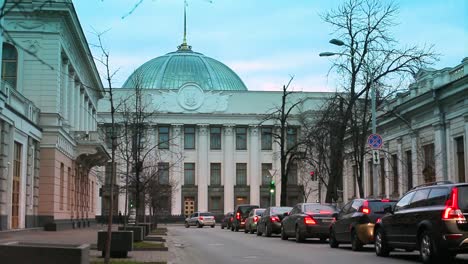 Das-Parlamentsgebäude-der-Ukraine.-Wahlen-zu-Werchowna-Rada-Hintergrund.-Blick-von-oben-auf-hrushevsky-Straße