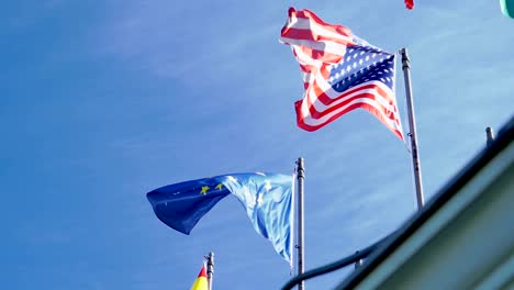 Flaggen-der-USA-und-der-Europäischen-Union-winken-in-Zeitlupe