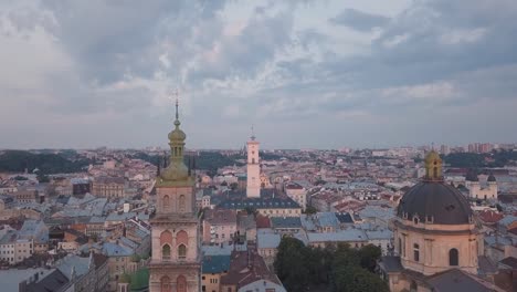 Ciudad-aérea-de-Lviv,-Ucrania.-Ciudad-Europea.-Zonas-populares-de-la-ciudad.-Ayuntamiento