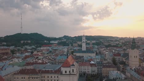 Ciudad-aérea-de-Lviv,-Ucrania.-Ciudad-Europea.-Zonas-populares-de-la-ciudad.-Ayuntamiento