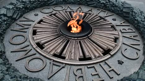 Flame-at-monument-of-unknown-soldier-Kiev-Ukraine-video