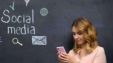 Junge-Dame-scrollt-Smartphone,-Surfen-Social-Media,-Symbole-auf-Tafel-gezeichnet