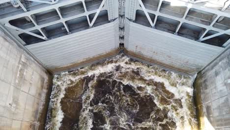 Bohrwasser-im-Tor-eines-Wasserkraftwerks.-Wasser-kocht.