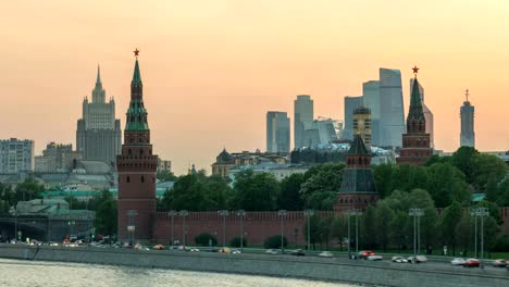 Moscú-Rusia-lapso-de-tiempo-4K,-horizonte-de-la-ciudad-al-atardecer-timelapse-en-el-Palacio-del-Kremlin-con-el-distrito-del-centro-de-negocios-y-el-río-Moscú