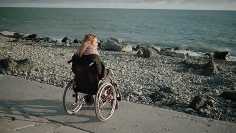 Einsame-behinderte-Frau-mit-Blick-aufs-Meer