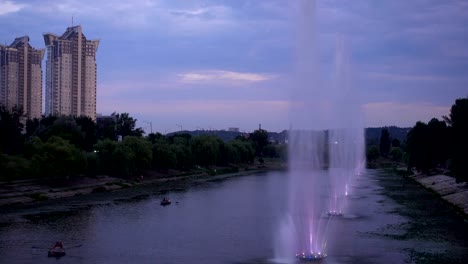 4K-Ansicht-von-Rusans-Lichtorgelbrunnen-am-Abend