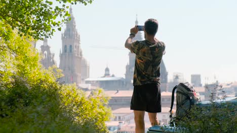 Man-Tourist-macht-Foto-von-Kirche-in-Santiago-de-Compostela