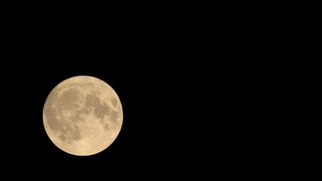 Vollmond-am-dunklen-September-Nachthimmel.-Der-Mond-reist-von-links-nach-rechts.